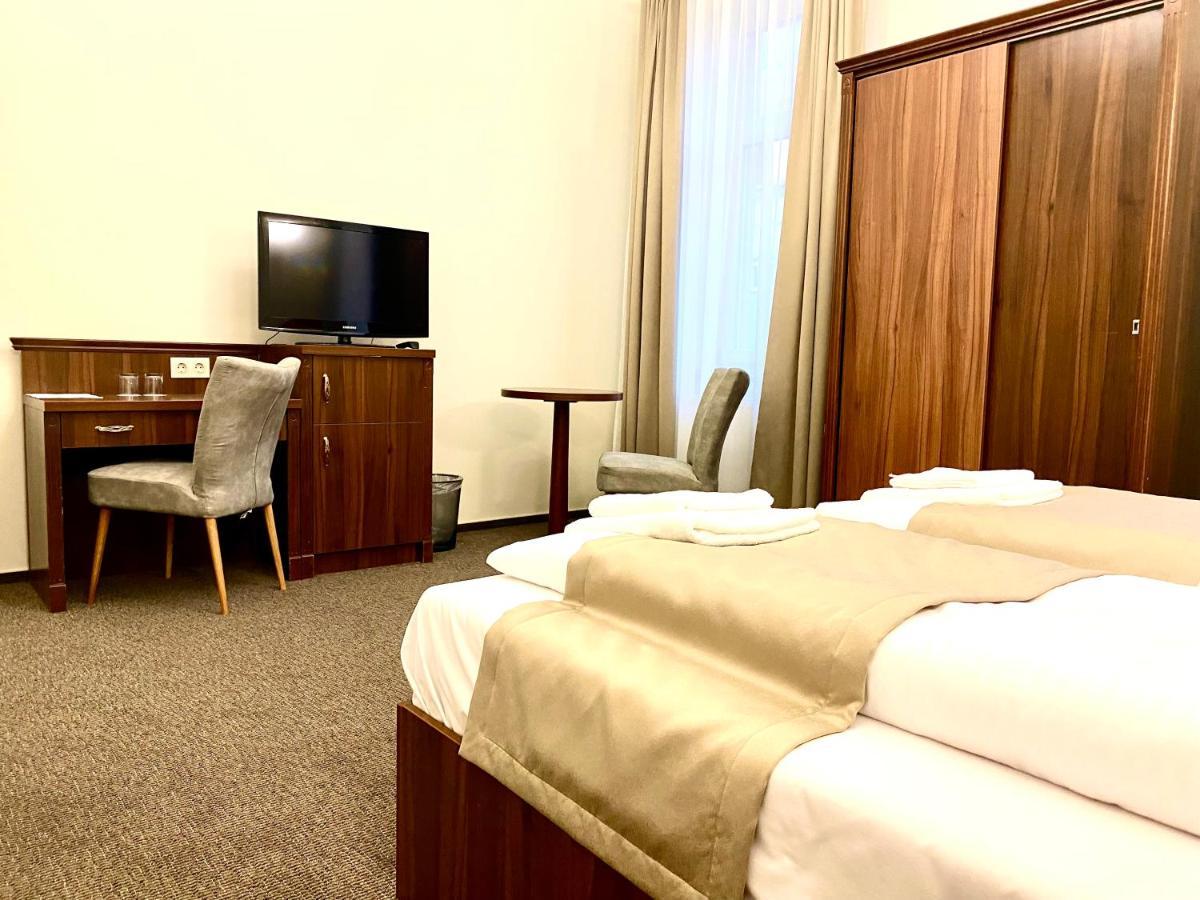 Borostyan Panzio Hotel Kaposvar Ngoại thất bức ảnh