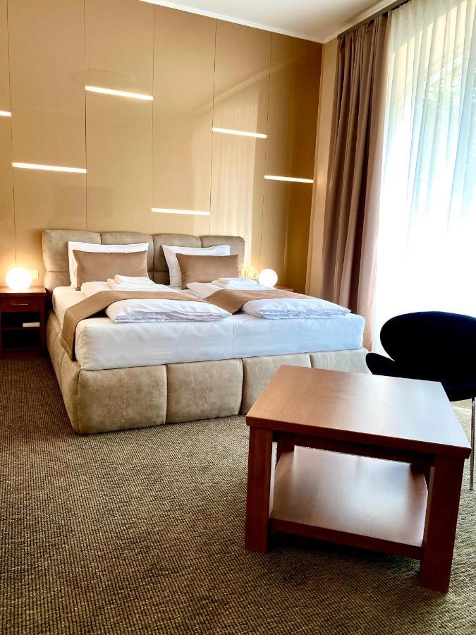 Borostyan Panzio Hotel Kaposvar Ngoại thất bức ảnh