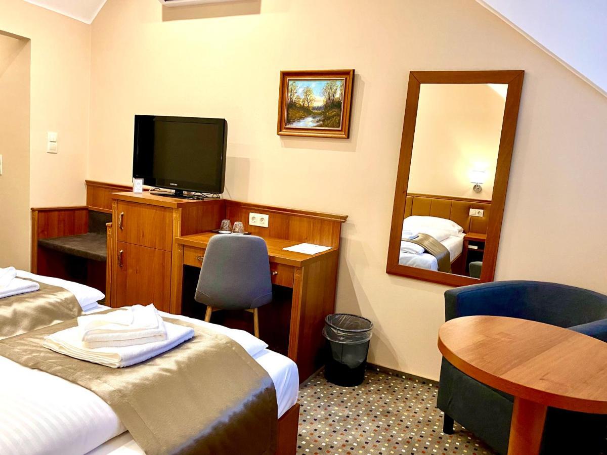 Borostyan Panzio Hotel Kaposvar Ngoại thất bức ảnh