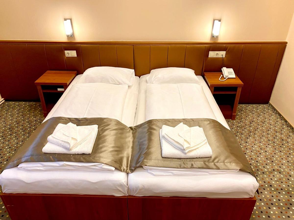Borostyan Panzio Hotel Kaposvar Ngoại thất bức ảnh