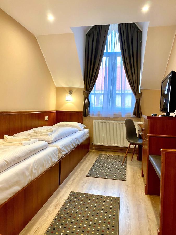 Borostyan Panzio Hotel Kaposvar Ngoại thất bức ảnh
