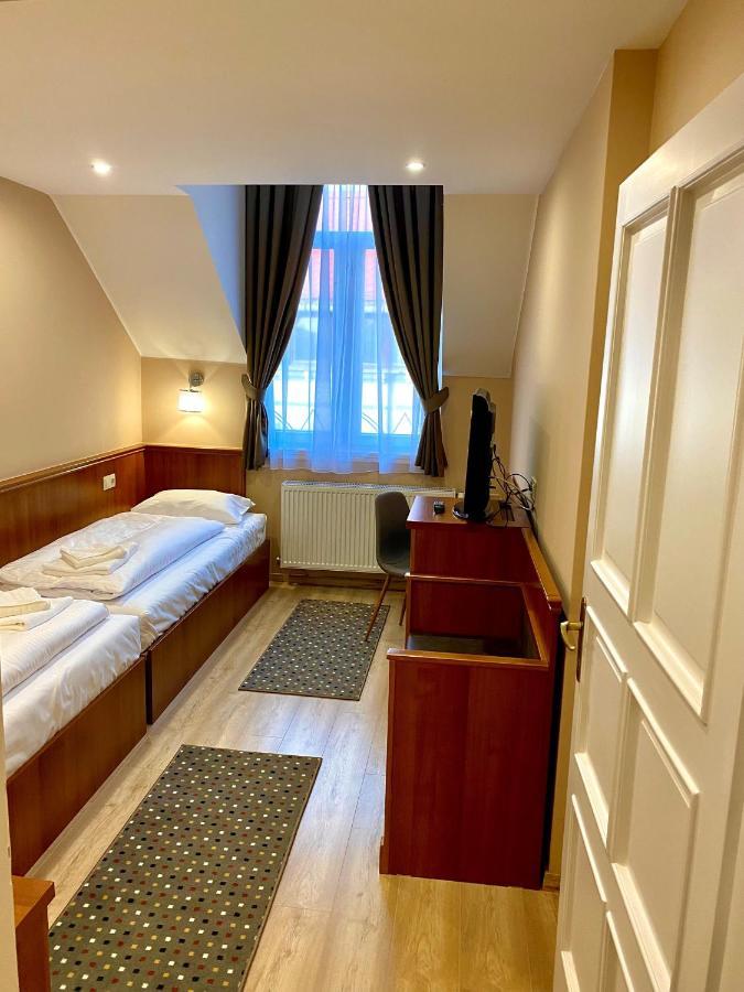 Borostyan Panzio Hotel Kaposvar Ngoại thất bức ảnh