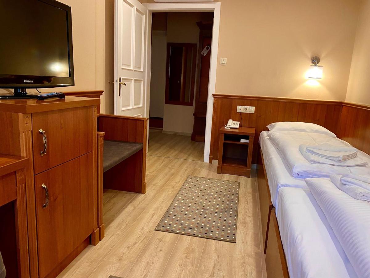 Borostyan Panzio Hotel Kaposvar Ngoại thất bức ảnh